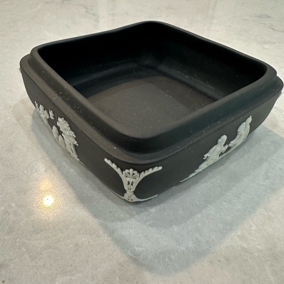 WEDGWOOD Black and White Jasperware Trinket Box with Classical Cameos Circa 1960 - Picture 4 of 9